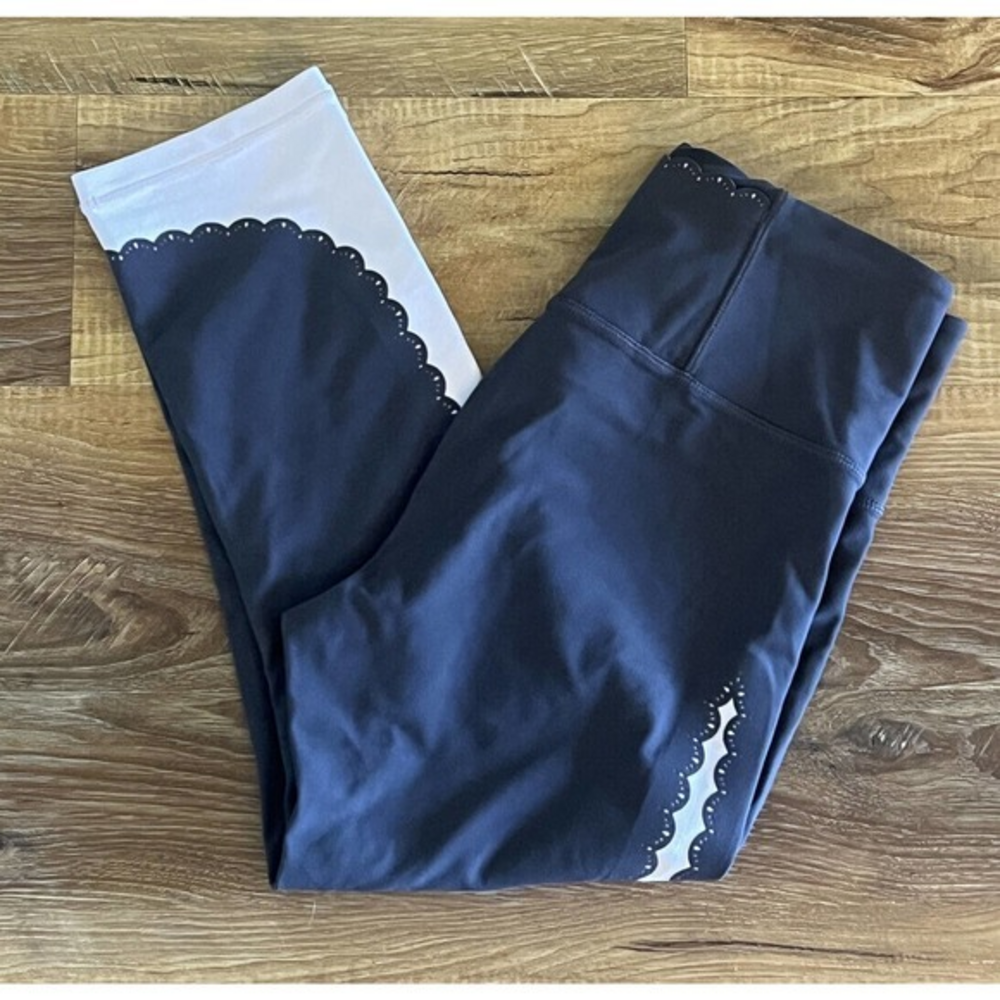 ATHLETA Scalloped Lasercut Tight Capri Legging Sz:Medium Plum/Dusk Pink‎ EUC